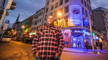 Ex-Rockerboss Frank Hanebuth vor der „Sansibar“ in Hannover.