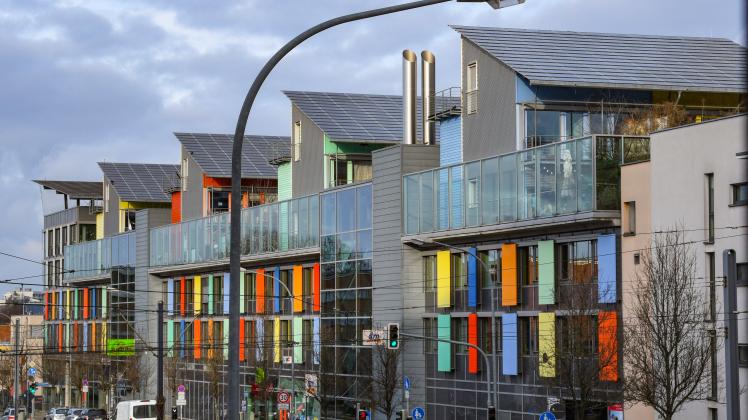 Das „Solarschiff“ im Freiburger Quartier Vauban: Die Häuser in Passivhausbauweise erzeugen mehr Energie als die Bewohner verbrauchen