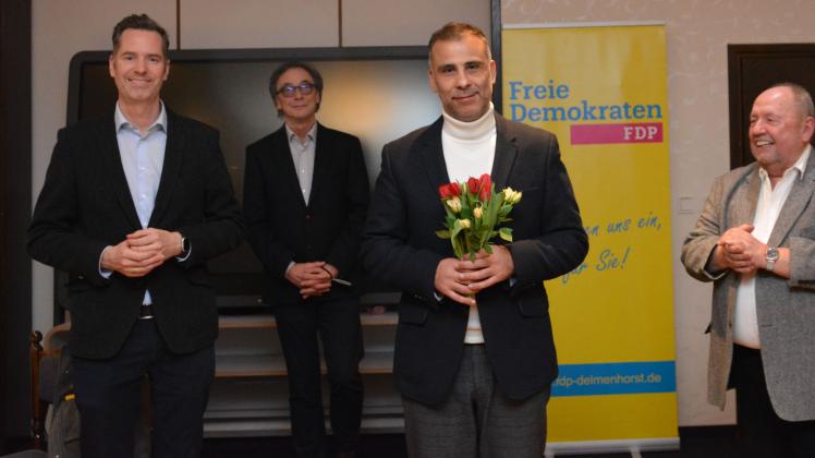 Mit Blumen haben die Liberalen ihren Landtagswahl-Kandidaten Murat Kalmis (2.v.re.) beglückwünscht. Es gratulierten (v.li.) der Chef der FDP-Bundestagsfraktion Christian Dürr und das örtliche Vorstandsduo Werner Stoffregen und Claus Hübscher. 