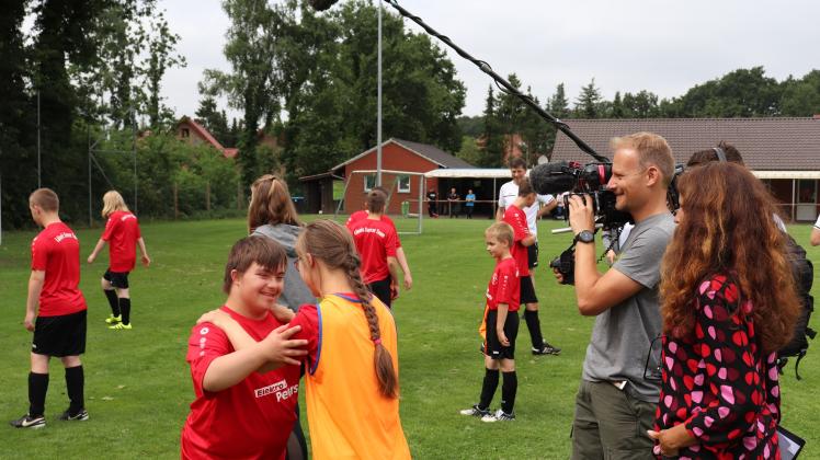 Die ZDF-Redaktion besuchte unter anderem das Training vom Lünnis Soccer Team.