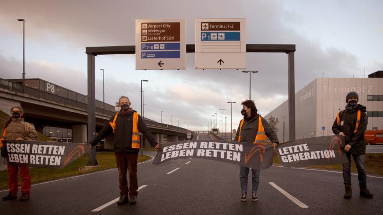 Umwelt-Aktivisten blockieren Zufahrt zum Flughafen BER
