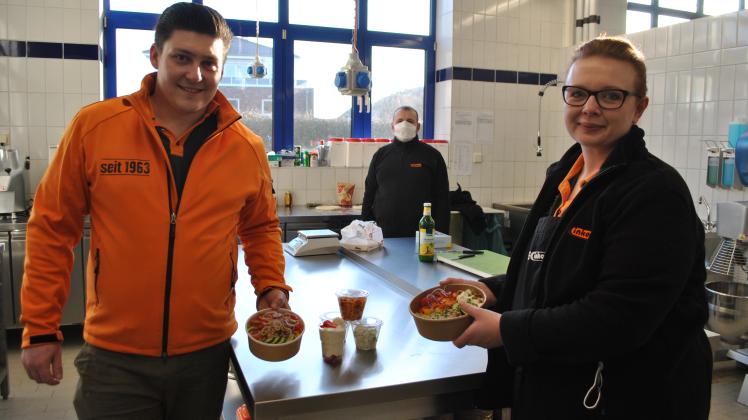 Küchenleiterin Denis Hohmann bereitet mit Philipp Stagl (links) und Aurel Mezini frische Speisen zu.