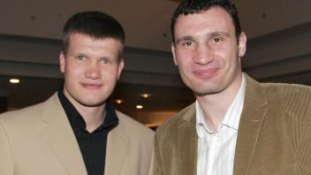 Alexander Dimitrenko (l.) und Vitali Klitschko im Jahr 2007 bei einer Preisverleihung in Hamburg.