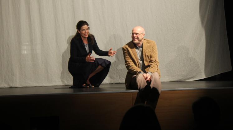 Plaudern auf den Brettern, die die Welt bedeuten: Nathalie (Ursula Buschhorn) und der versponnene Markus (Peter Kremer).
