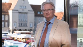 Werner Hübner-Ergo-Versicherung in seinen Büro am Marktplatz