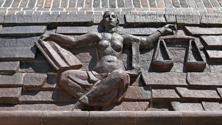 Blick auf die Justitia über dem Eingang eines Landgerichts