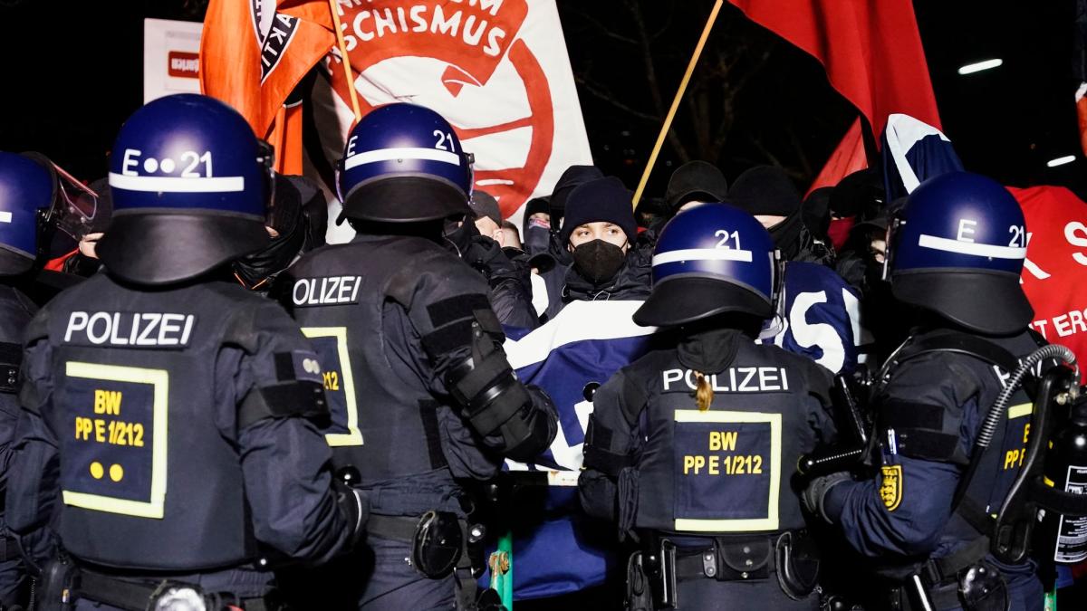 Polizei Setzt Schlagstöcke Gegen Demonstrierende Ein | NOZ