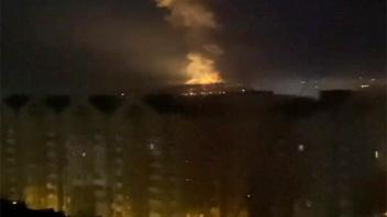 Rauch und Flamme in der Nähe des Flusses Dnjepr am 24. Februar. Die russischen Truppen haben ihren erwarteten Angriff auf die Ukraine gestartet.