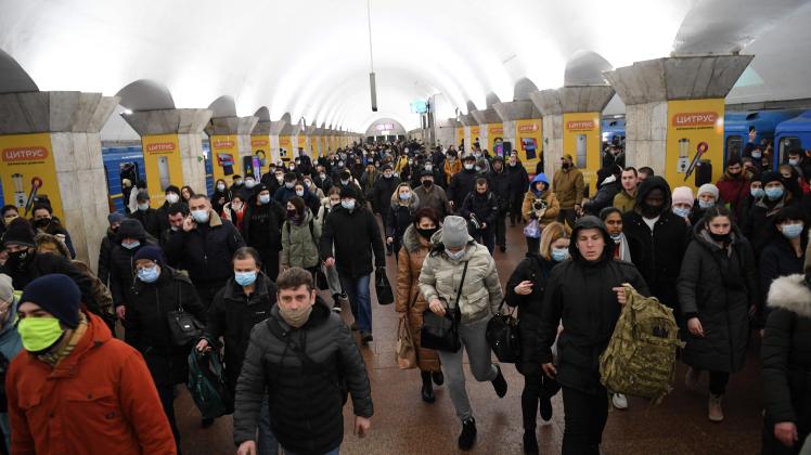 Zahlreiche Menschen verlassen die Hauptstadt Kiew am Donnerstagvormittag.