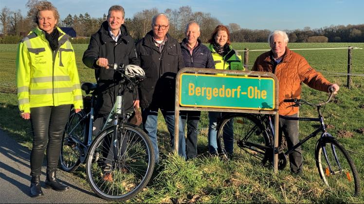 Freuen sich, dass die Arbeiten am Ohe-Radweg bald beginnen können (von links): Sabine Finke, Ralf Wessel, Friedhard Johannes, Jürgen Struthoff, Anne Willenborg und Gerd Logemann.