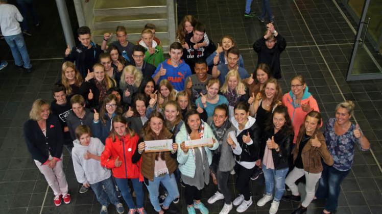 Daumen hoch: Schulleiterin Marion Burkhart (l.) und Lehrerin Michaela Torp-Wüstenberg (r.) mit den Schülern, die der Isarnwohld-Schule mit zwei Projekten zum Titel „Zukunftsschule“ verhalfen. 