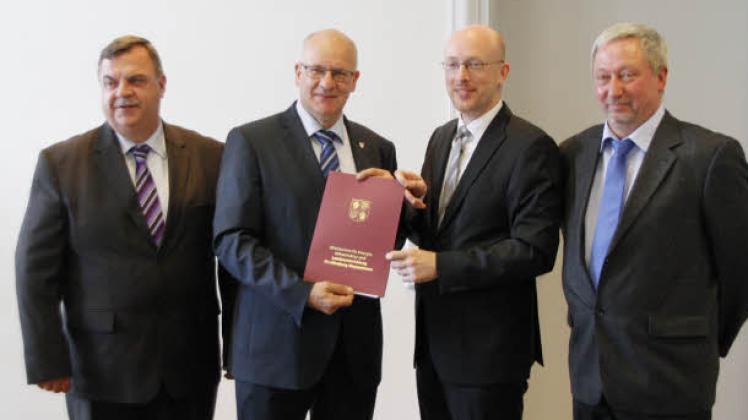 Übergabe des Bescheids: Hafenkapitän Gisbert Ruhnke (v. l.), Roland Methling, Christian Pegel und Hans-Dieter Kluge Übergabe des Bescheids: Hafenkapitän Gisbert Ruhnke (v. l.), Roland Methling, Christian Pegel und Hans-Dieter Kluge