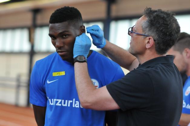 Auch José-Alex Ikeng (l.) unterzog sich unter Aufsicht von Dr. Tilo Sasse dem Laktattest. Auch José-Alex Ikeng (l.) unterzog sich unter Aufsicht von Dr. Tilo Sasse dem Laktattest.