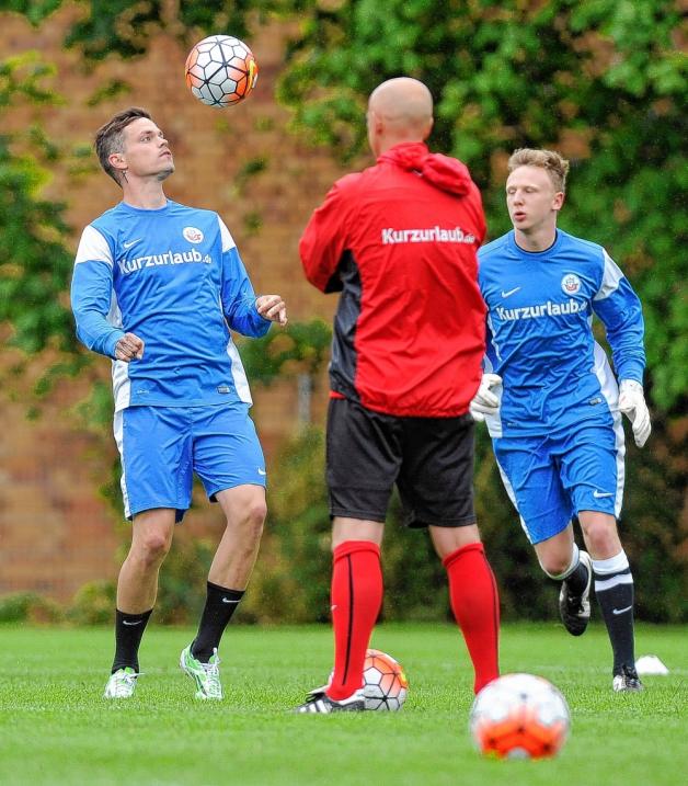 Hansa-Coach Karsten Baumann beobachtet Neuzugang Dennis Erdmann (links) und Ersatzkeeper Robin Schröder beim ersten Training. Hansa-Coach Karsten Baumann beobachtet Neuzugang Dennis Erdmann (links) und Ersatzkeeper Robin Schröder beim ersten Training.