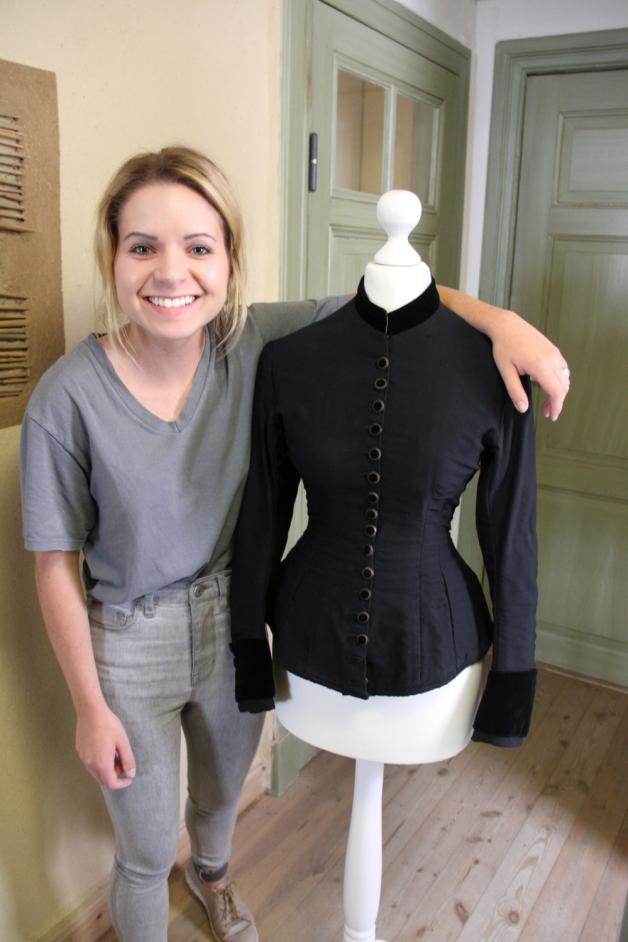 Museums-Praktikantin Abby Marino aus Milwaukee ist begeistert, wie schön die Jacke geworden ist.   Fotos: mapp 