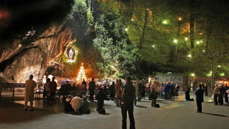 An der Grotte von Lourdes soll im Jahr 1858 die Muttergottes insgesamt 18 Mal erschienen sein. Millionen von Menschen kommen jedes Jahr hierher.