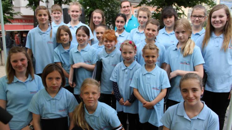 Der Kinderchor der Rostocker Singakademie mit seinem neuen Leiter Dimitriy Krasinikov (Mitte hinten) eröffnete das Programm Am Brink.  Fotos: Maria Pistor 