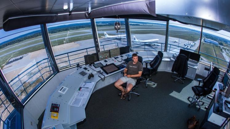 Alles entspannt: Fluglotse Thomas Karnatz arbeitet auf dem neuen Tower des Baltic-Airport in Parchim.  Fotos: Jens Büttner 