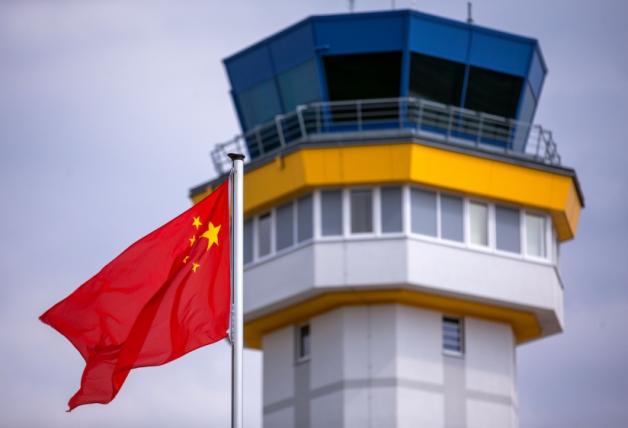 China in der Provinz: Am neuen Tower weht die exotische Flagge. China in der Provinz: Am neuen Tower weht die exotische Flagge.