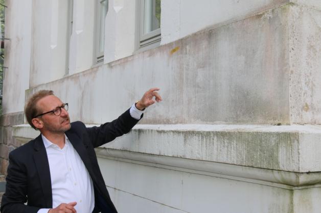 Fielmann-Architekt Marcus Diedrich zeigt die Witterungseinflüsse an der Fassade des Schlosses Plön.  Fotos: Kuhr (2) 