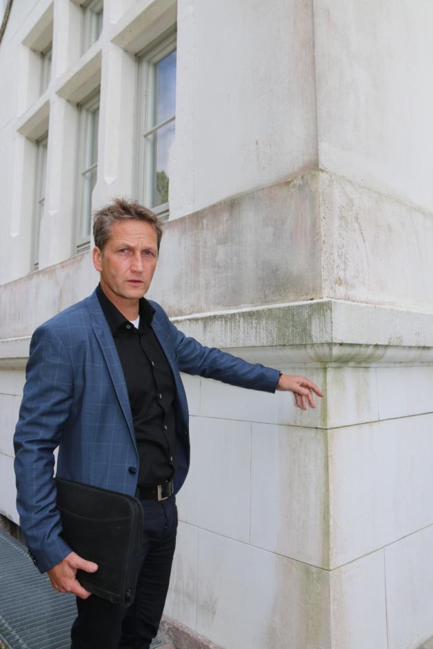 An der Wand läuft das Regenwasser herunter und hinterlässt mit Organismen seine Spuren, zeigt Architekt Niels Janiak. An der Wand läuft das Regenwasser herunter und hinterlässt mit Organismen seine Spuren, zeigt Architekt Niels Janiak.