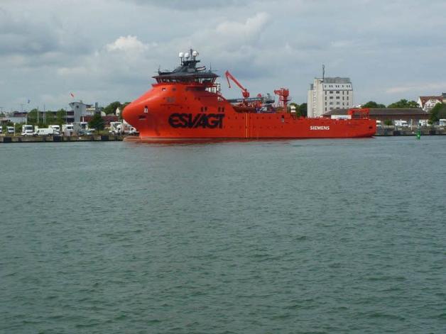 Das Spezialschiff „Esvagt Froude“ der Siemens AG ist für die Wartung der Offshore Windparks Baltic zuständig.  