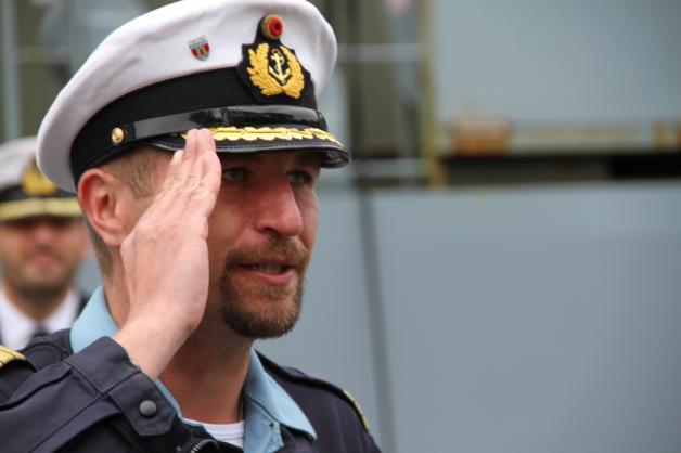 Kommandant und Korvettenkapitän Martin Dellin (34) meldet sich nach einem erfolgreichem Einsatz zurück. 