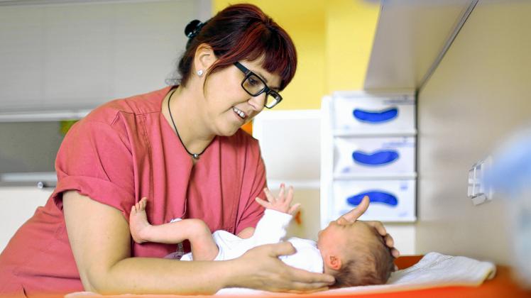 Schwester Babett Flehmig betreut ein Neugeborenes auf der Entbindungsstation.