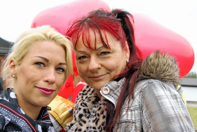 Mit roten Herz-Luftballons in XXL-Format kamen Rice Fischer, Freundin des Oberstabsgefreiten Danny Menzel, und seine Mutter Sabine Menzel  aus Berlin angereist. 