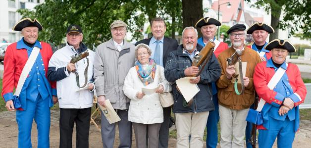 Die Garde von Concordia mit Rostocks Böllerschützen: Handballtrainer Gerhard Schumacher, die Chronisten Wolfgang und Gundel Brietzke, Luv un Lee-Chef Harald Kottig, Klaus Möller vom Leuchtturmverein, Pastor i. R. Peter Wittenburg. Fotos: georg Scharnweber Die Garde von Concordia mit Rostocks Böllerschützen: Handballtrainer Gerhard Schumacher, die Chronisten Wolfgang und Gundel Brietzke, Luv un Lee-Chef Harald Kottig, Klaus Möller vom Leuchtturmverein, Pastor i. R. Peter Wittenburg. Fotos: georg Scharnweber