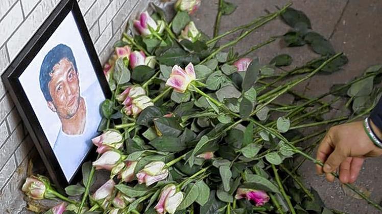 Mit Blumen gedachten Menschen in Bahrenfeld damals des NSU-Opfers Süleyman Tasköprü. 