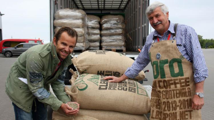 Die erste Kaffee-Lieferung aus Guatemala nahmen Robert Dahl (l.) und Mitarbeiter Gert Sommer in Empfang. 