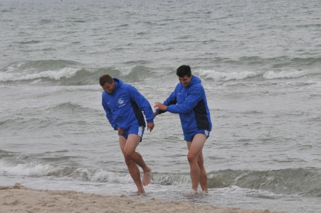 Kurzes Bad: Die noch angeschlagenen Spieler Marcel Ziemer (l.) und Marco Kofler wagten sich nur mit den Füßen in die Ostsee.