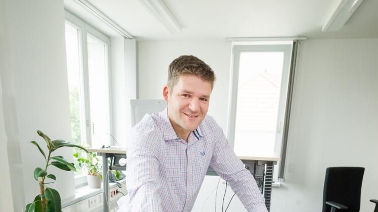 Gummibaum und Bilder sind schon da, Kisten räumt Kriminalkommissariatsleiter Achim Segebarth noch aus. Inhalt vorwiegend: Akten. Gummibaum und Bilder sind schon da, Kisten räumt Kriminalkommissariatsleiter Achim Segebarth noch aus. Inhalt vorwiegend: Akten.