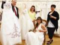 Die Inhaber des Brautsalons am Dom, Heiko und Heike Jürgen, unterstützen Anne-Katrin Grabert und ihre Mutter bei der Auswahl des Brautkleides.