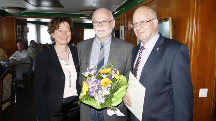 Für 21 Dienstjahre zollen IGA-Aufsichtsratsvorsitzende Karina Jens und Oberbürgermeister Roland Methling (r.) Peter Danker-Carstensen ihren Respekt. 