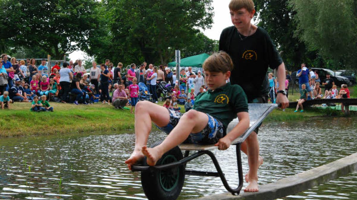 Mit der Schubkarre über den Teich NNN