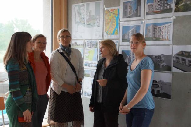 Ein persönliches Gespräch mit der Architektin Heike Lachmann (r.) befriedigte die Neugier der Besucher.