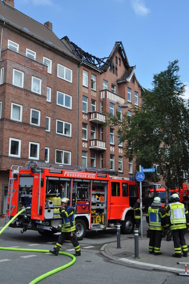 Die Flammen breiteten sich rasch über alle Stockwerke bis zum Dach des Hauses in der Kieler Feldstraße aus. Die Flammen breiteten sich rasch über alle Stockwerke bis zum Dach des Hauses in der Kieler Feldstraße aus.
