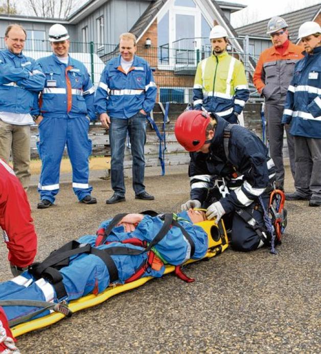 Bei der Höhenrettung muss jeder Handschlag sitzen, dazu zählt auch das richtige Sichern eines Verunfallten auf einer Rettungsliege. Bei der Höhenrettung muss jeder Handschlag sitzen, dazu zählt auch das richtige Sichern eines Verunfallten auf einer Rettungsliege.
