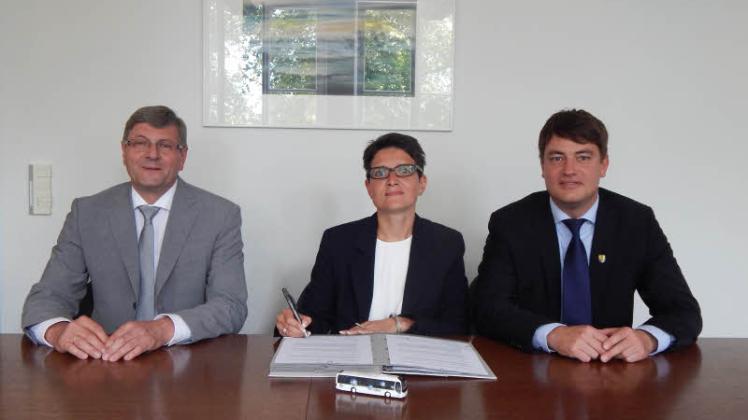 Rebus-Geschäftsführerin Simone Zabel, Landrat Sebastian Constien (r.) und Dr. Wolfgang Kraatz, 1. Stellvertreter des Landrates, unterzeichneten am Montag in Güstrow den Dienstleistungsvertrag. Rebus-Geschäftsführerin Simone Zabel, Landrat Sebastian Constien (r.) und Dr. Wolfgang Kraatz, 1. Stellvertreter des Landrates, unterzeichneten am Montag in Güstrow den Dienstleistungsvertrag.
