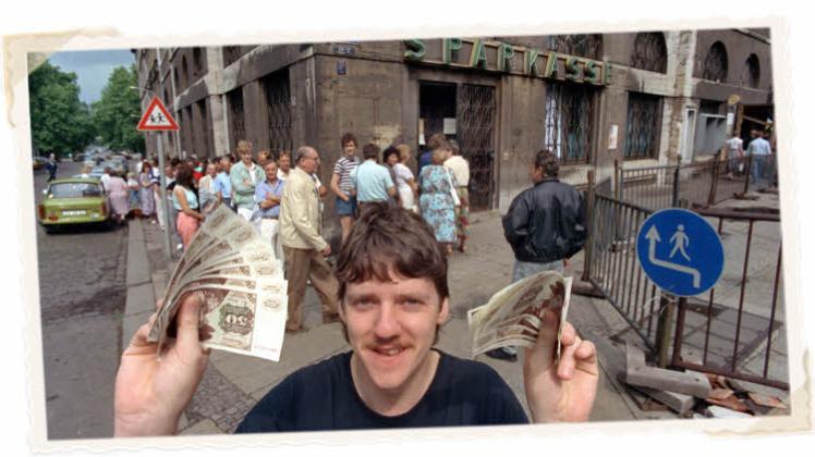 1. Juli 1990 – der Tag, als die D-Mark kam: Nach langem Schlangestehen vor einer Leipziger Bank freute sich dieser junge Mann über seine D-Mark-Banknoten.