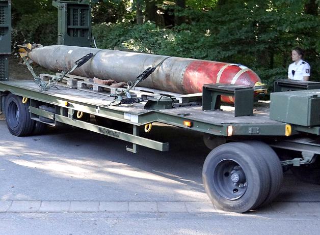 Auf einem Tieflader der Bundeswehr wird ein Torpedo aus dem Besitz des Sammlers in Heikendorf abtransportiert. 