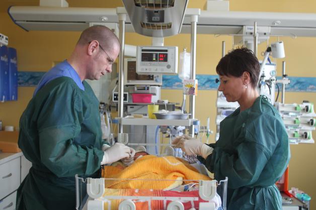 Die Früh- und Neugeborenen werden in modernen Intensivinkubatoren und Wärmebetten betreut. Oberarzt Dr. Ralf Seeliger und Schwester Ute Eder gehören zum Team derjenigen, die die  Frühgeborenen auf der Intensivstation versorgen.  Sie haben rund um die Uhr ein Auge auf die Kleinen. 
