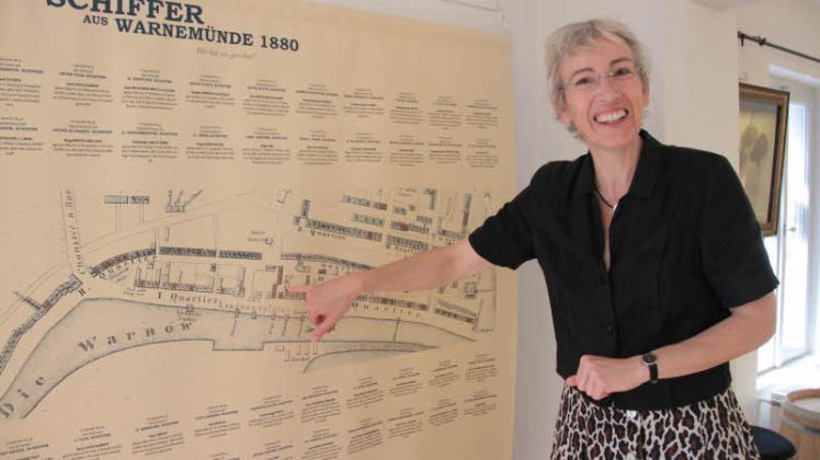 Museumsleiterin Kathrin Möller zeigt die Karte mit den Häusern der Kapitäne in Warnemünde.  