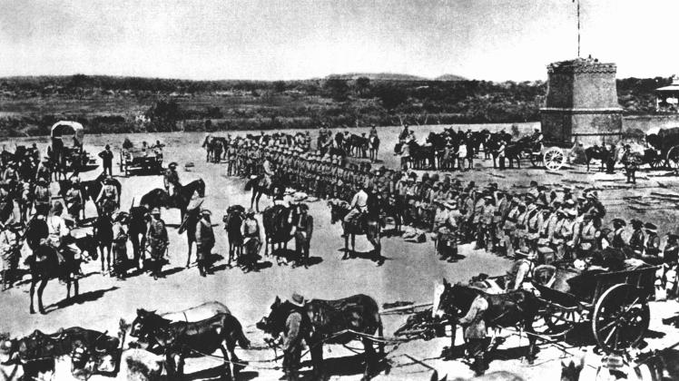 Vor dem Abmarsch in den Kampf gegen die aufständischen Hereros in Deutsch-Südwestafrika wird die 2. Marine-Feldkompanie eingesegnet. (Archivfoto von 1904).