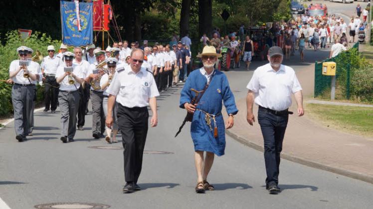 Ein Festumzug zum 800.Benzer Geburtstag schlängelte sich durch das Dorf: an der Spitze auch der Organisator Fritz Kamkalow in historischer Kleidung und Malentes Bürgermeister Michael Koch.
