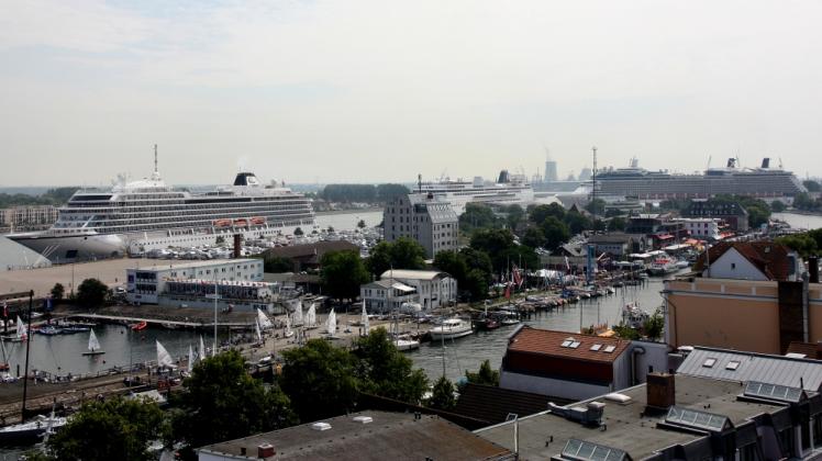 Kreuzfahrt-Panorama in Warnemünde: Fünf Schiffe am selbenTag – das gab es erst zum zweiten Mal überhaupt. 