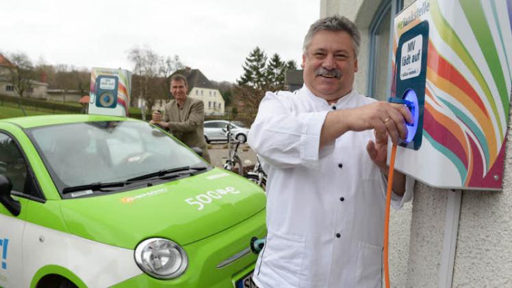 Inbetriebname der ersten Ladestation für Elektroautos 2014 in Gadebusch: Klaus Leuchtemann und Ulrich Howest setzen gemeinsam eine Zeichen. 