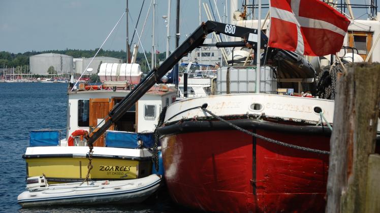 Seit rund drei Wochen steht das Fährschiff in zweiter Reihe am Flensburger Ostufer. 